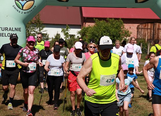 Grafika 40: "Rodzinny Bieg Leśnika" na 8 kilometrów przy Szkole Podstawowej w Leśnicach
