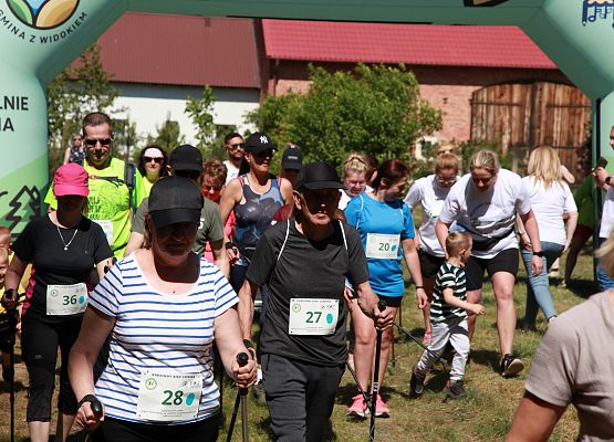 Grafika 44: "Rodzinny Bieg Leśnika" na 8 kilometrów przy Szkole Podstawowej w Leśnicach