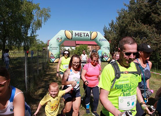 Grafika 52: "Rodzinny Bieg Leśnika" na 8 kilometrów przy Szkole Podstawowej w Leśnicach