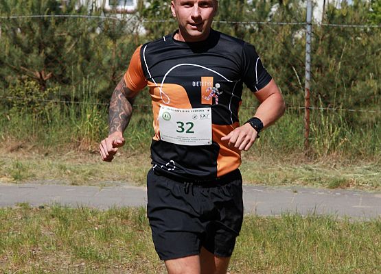 Grafika 60: "Rodzinny Bieg Leśnika" na 8 kilometrów przy Szkole Podstawowej w Leśnicach