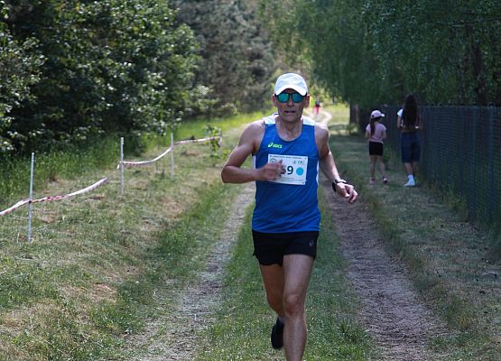 Grafika 62: "Rodzinny Bieg Leśnika" na 8 kilometrów przy Szkole Podstawowej w Leśnicach