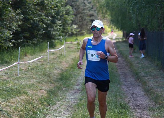 Grafika 63: "Rodzinny Bieg Leśnika" na 8 kilometrów przy Szkole Podstawowej w Leśnicach