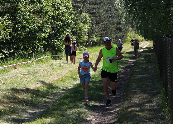Grafika 69: "Rodzinny Bieg Leśnika" na 8 kilometrów przy Szkole Podstawowej w Leśnicach