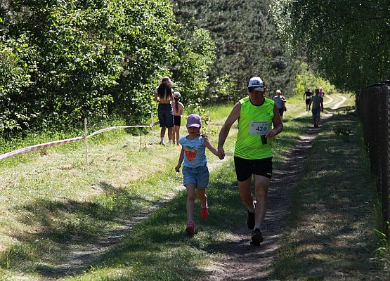 Grafika 70: "Rodzinny Bieg Leśnika" na 8 kilometrów przy Szkole Podstawowej w Leśnicach