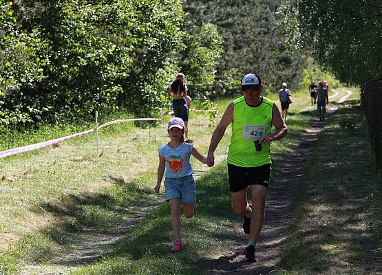 Grafika 71: "Rodzinny Bieg Leśnika" na 8 kilometrów przy Szkole Podstawowej w Leśnicach