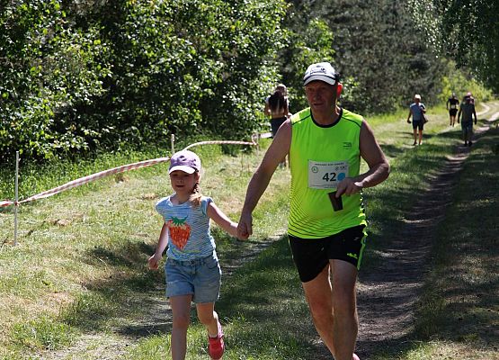 Grafika 72: "Rodzinny Bieg Leśnika" na 8 kilometrów przy Szkole Podstawowej w Leśnicach