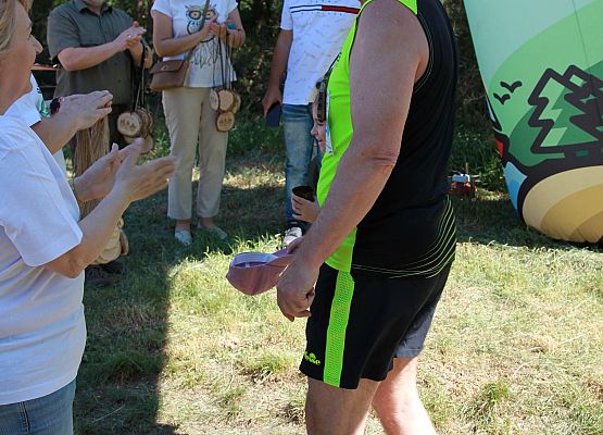 Grafika 74: "Rodzinny Bieg Leśnika" na 8 kilometrów przy Szkole Podstawowej w Leśnicach