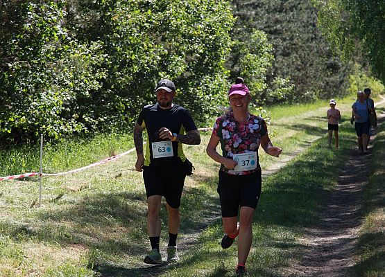 Grafika 75: "Rodzinny Bieg Leśnika" na 8 kilometrów przy Szkole Podstawowej w Leśnicach