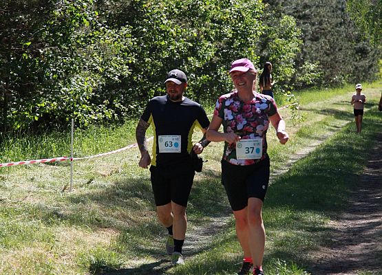 Grafika 76: "Rodzinny Bieg Leśnika" na 8 kilometrów przy Szkole Podstawowej w Leśnicach