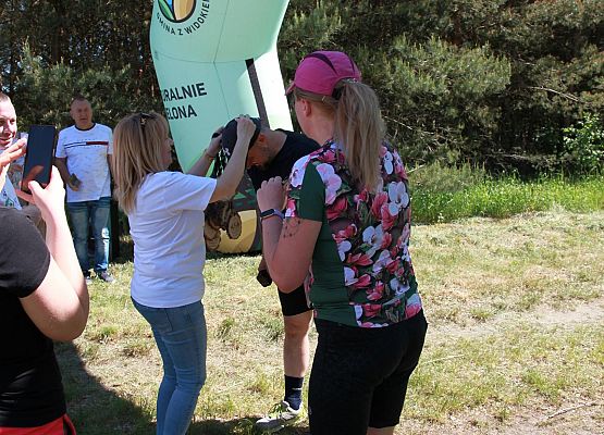 Grafika 80: "Rodzinny Bieg Leśnika" na 8 kilometrów przy Szkole Podstawowej w Leśnicach