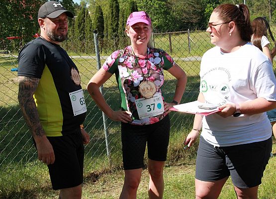 Grafika 82: "Rodzinny Bieg Leśnika" na 8 kilometrów przy Szkole Podstawowej w Leśnicach