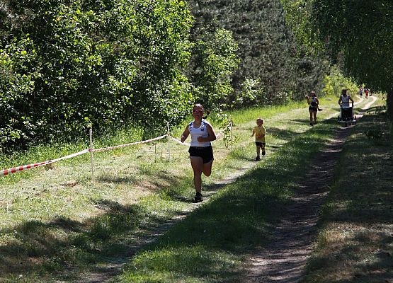 Grafika 85: "Rodzinny Bieg Leśnika" na 8 kilometrów przy Szkole Podstawowej w Leśnicach