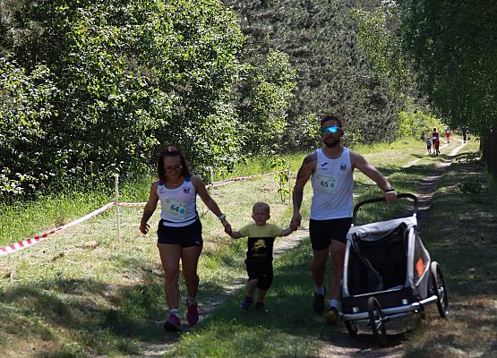 Grafika 93: "Rodzinny Bieg Leśnika" na 8 kilometrów przy Szkole Podstawowej w Leśnicach