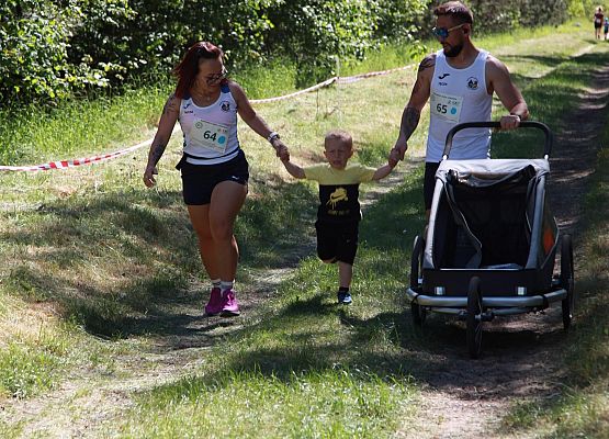 Grafika 94: "Rodzinny Bieg Leśnika" na 8 kilometrów przy Szkole Podstawowej w Leśnicach