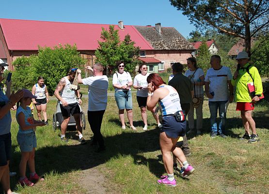 Grafika 97: "Rodzinny Bieg Leśnika" na 8 kilometrów przy Szkole Podstawowej w Leśnicach