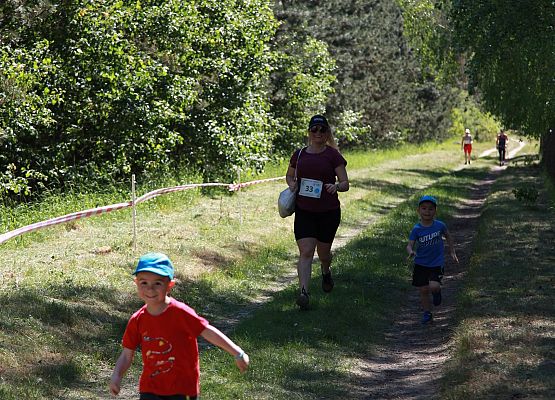 Grafika 101: "Rodzinny Bieg Leśnika" na 8 kilometrów przy Szkole Podstawowej w Leśnicach