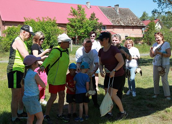 Grafika 104: "Rodzinny Bieg Leśnika" na 8 kilometrów przy Szkole Podstawowej w Leśnicach