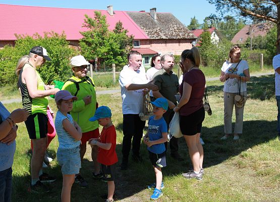 Grafika 105: "Rodzinny Bieg Leśnika" na 8 kilometrów przy Szkole Podstawowej w Leśnicach