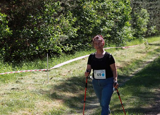 Grafika 119: "Rodzinny Bieg Leśnika" na 8 kilometrów przy Szkole Podstawowej w Leśnicach