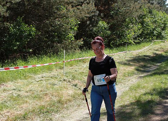 Grafika 121: "Rodzinny Bieg Leśnika" na 8 kilometrów przy Szkole Podstawowej w Leśnicach