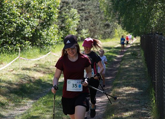 Grafika 123: "Rodzinny Bieg Leśnika" na 8 kilometrów przy Szkole Podstawowej w Leśnicach