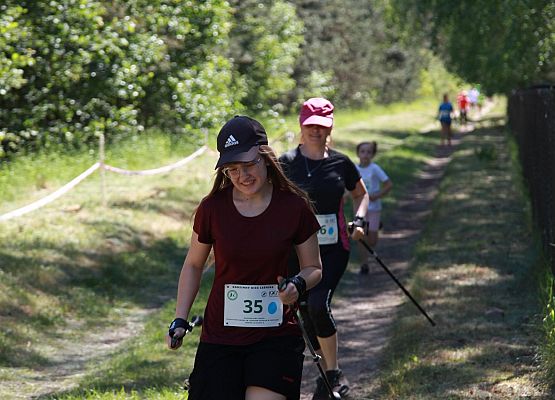 Grafika 124: "Rodzinny Bieg Leśnika" na 8 kilometrów przy Szkole Podstawowej w Leśnicach