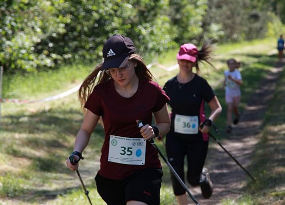 Grafika 126: "Rodzinny Bieg Leśnika" na 8 kilometrów przy Szkole Podstawowej w Leśnicach