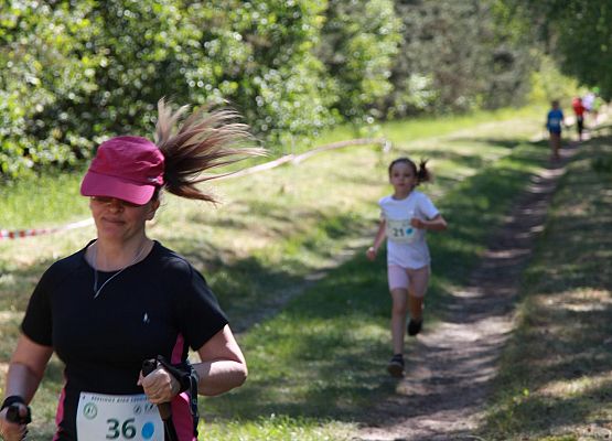 Grafika 131: "Rodzinny Bieg Leśnika" na 8 kilometrów przy Szkole Podstawowej w Leśnicach