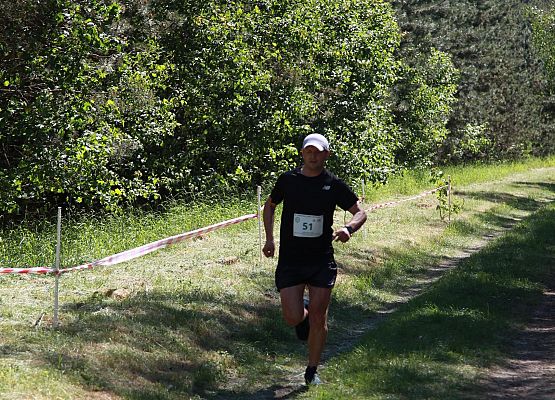 Grafika 137: "Rodzinny Bieg Leśnika" na 8 kilometrów przy Szkole Podstawowej w Leśnicach