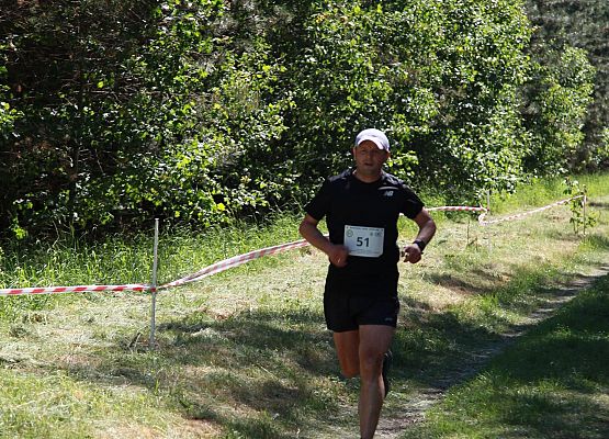 Grafika 138: "Rodzinny Bieg Leśnika" na 8 kilometrów przy Szkole Podstawowej w Leśnicach