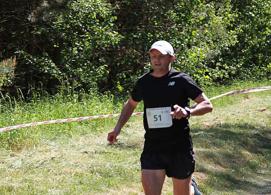 Grafika 140: "Rodzinny Bieg Leśnika" na 8 kilometrów przy Szkole Podstawowej w Leśnicach