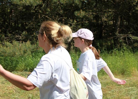 Grafika 156: "Rodzinny Bieg Leśnika" na 8 kilometrów przy Szkole Podstawowej w Leśnicach