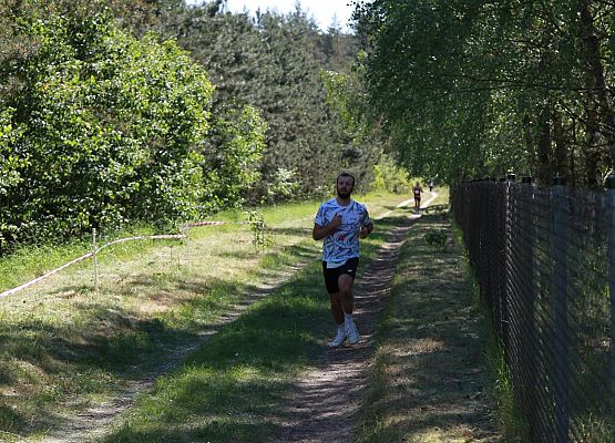 Grafika 175: "Rodzinny Bieg Leśnika" na 8 kilometrów przy Szkole Podstawowej w Leśnicach
