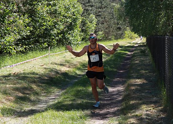 Grafika 180: "Rodzinny Bieg Leśnika" na 8 kilometrów przy Szkole Podstawowej w Leśnicach