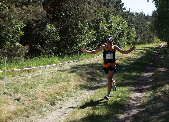 Grafika 183: "Rodzinny Bieg Leśnika" na 8 kilometrów przy Szkole Podstawowej w Leśnicach