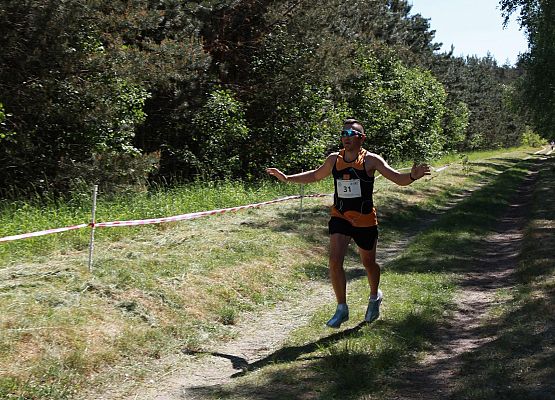 Grafika 184: "Rodzinny Bieg Leśnika" na 8 kilometrów przy Szkole Podstawowej w Leśnicach