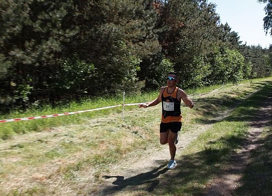 Grafika 186: "Rodzinny Bieg Leśnika" na 8 kilometrów przy Szkole Podstawowej w Leśnicach