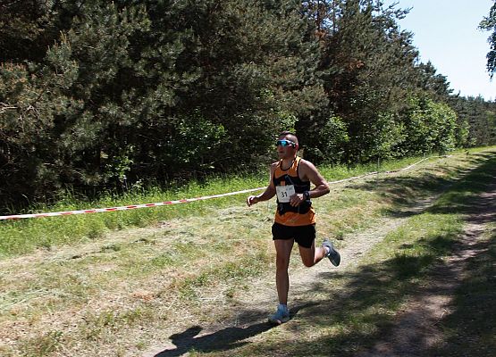 Grafika 187: "Rodzinny Bieg Leśnika" na 8 kilometrów przy Szkole Podstawowej w Leśnicach