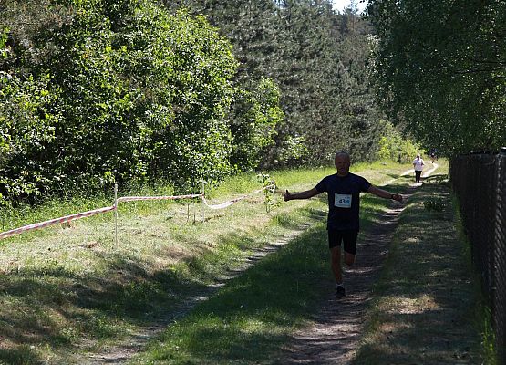 Grafika 188: "Rodzinny Bieg Leśnika" na 8 kilometrów przy Szkole Podstawowej w Leśnicach