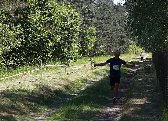 Grafika 189: "Rodzinny Bieg Leśnika" na 8 kilometrów przy Szkole Podstawowej w Leśnicach