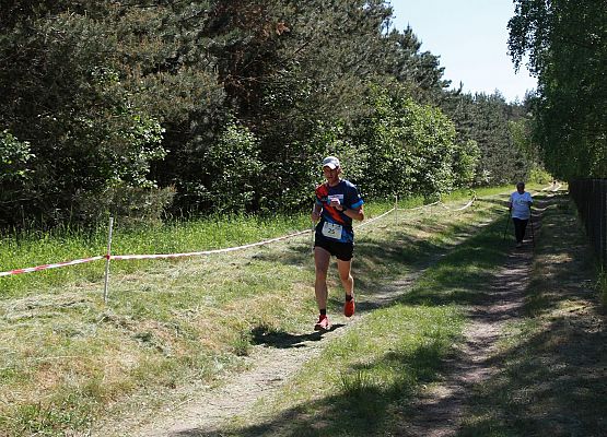 Grafika 200: "Rodzinny Bieg Leśnika" na 8 kilometrów przy Szkole Podstawowej w Leśnicach