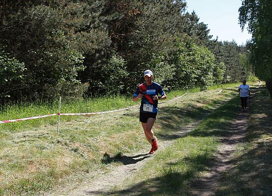 Grafika 201: "Rodzinny Bieg Leśnika" na 8 kilometrów przy Szkole Podstawowej w Leśnicach