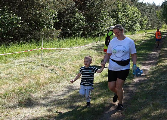 Grafika 226: "Rodzinny Bieg Leśnika" na 8 kilometrów przy Szkole Podstawowej w Leśnicach