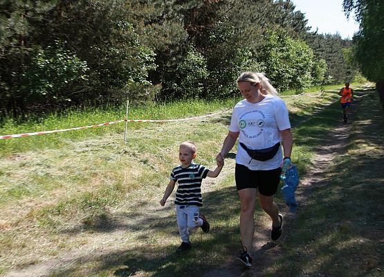 Grafika 227: "Rodzinny Bieg Leśnika" na 8 kilometrów przy Szkole Podstawowej w Leśnicach