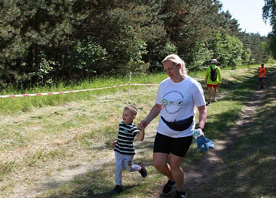 Grafika 229: "Rodzinny Bieg Leśnika" na 8 kilometrów przy Szkole Podstawowej w Leśnicach