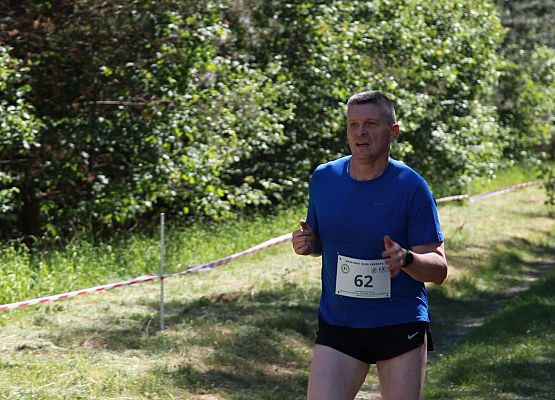 Grafika 238: "Rodzinny Bieg Leśnika" na 8 kilometrów przy Szkole Podstawowej w Leśnicach