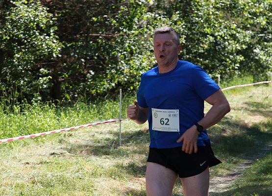 Grafika 239: "Rodzinny Bieg Leśnika" na 8 kilometrów przy Szkole Podstawowej w Leśnicach