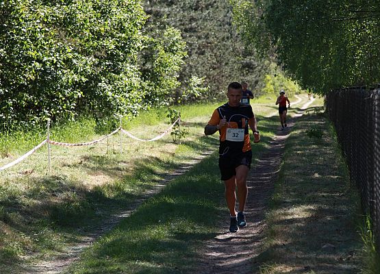 Grafika 240: "Rodzinny Bieg Leśnika" na 8 kilometrów przy Szkole Podstawowej w Leśnicach