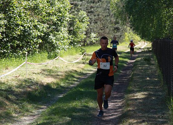 Grafika 242: "Rodzinny Bieg Leśnika" na 8 kilometrów przy Szkole Podstawowej w Leśnicach