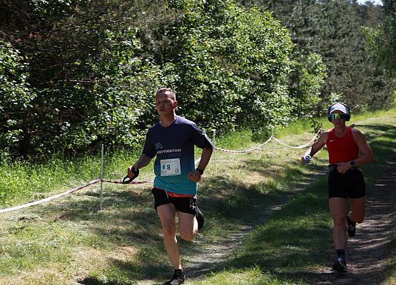 Grafika 251: "Rodzinny Bieg Leśnika" na 8 kilometrów przy Szkole Podstawowej w Leśnicach